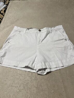 One 5 One White Women's Shorts. Size 14